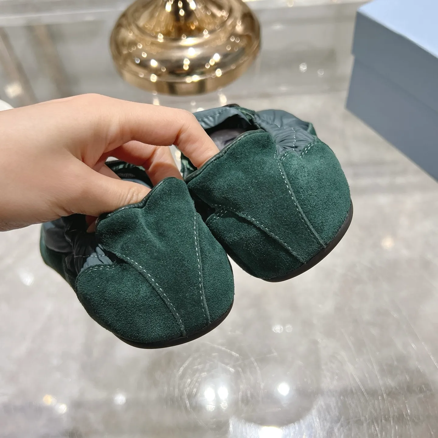 👟👟Ex-factory price 520👟👟Men's size +10 Couple style🎆Prada's new moral training shoes. The upper is suede with texture, and the inner sheepskin is wrapped. It is soft and waxy🎆The insole is thickened with lambskin. It is extremely comfortable to step on, has a sense of support, and feels well wrapped. The shoe shape is full of wrapping, light and easy to wear. A practical casual shoe that makes your legs appear taller! White is clean and refreshing, needed all year round, and can be easily worn with skirts and pants. Upper: imported suede/original molded fabric. Lining: sheepskin. Outsole: rubber outsole! Code number: 35-41 Color: burgundy blue brown green dark green yellow black red gray 9 colors available